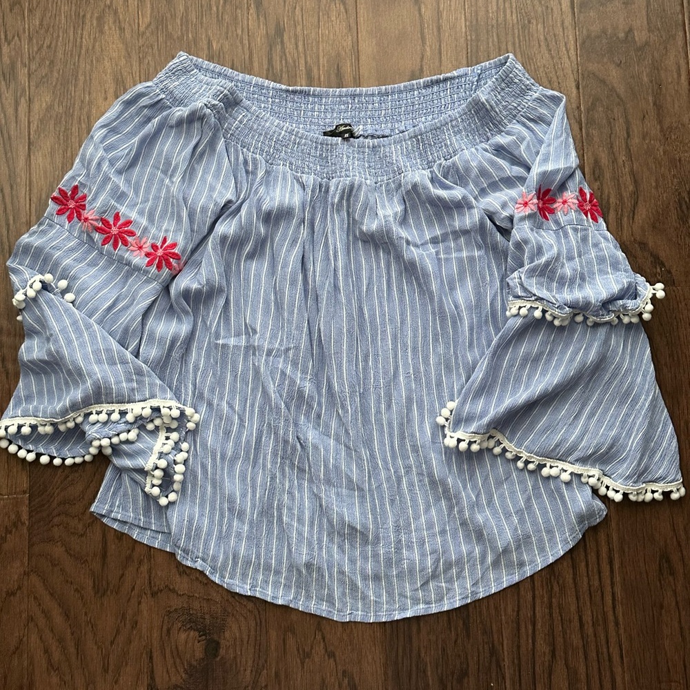Andree by Unit Blue Red Ruffled 3/4 Sleeve Blouse